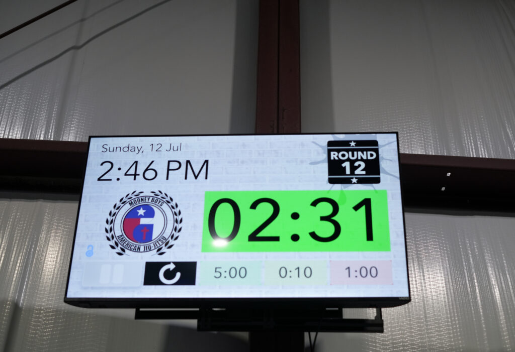 A boxing style timer on a TV in a gym.